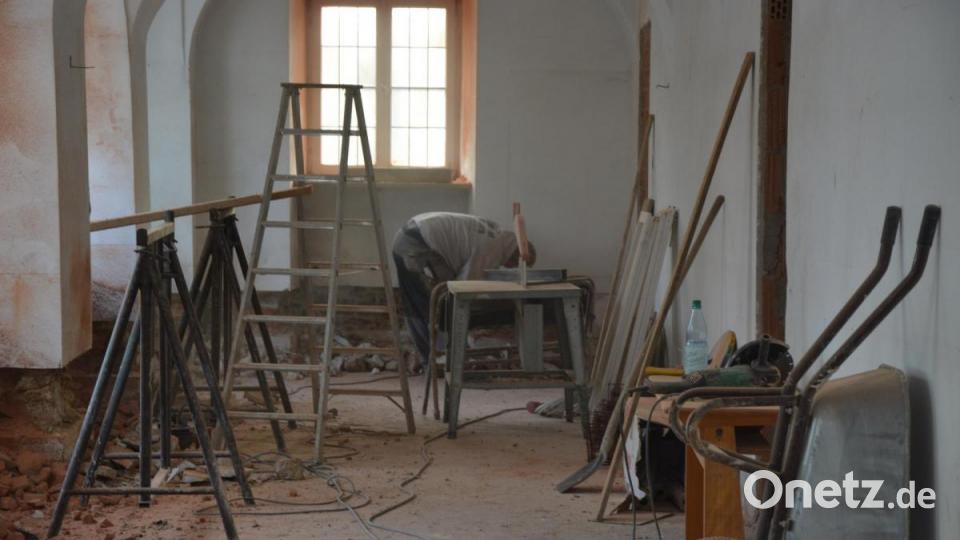 Wo einst Tausende von Büchern lagerten, herrscht reger Baustellenbetrieb: Blick in einen Raum der ehemaligen Stadtbücherei. Bild: jr
