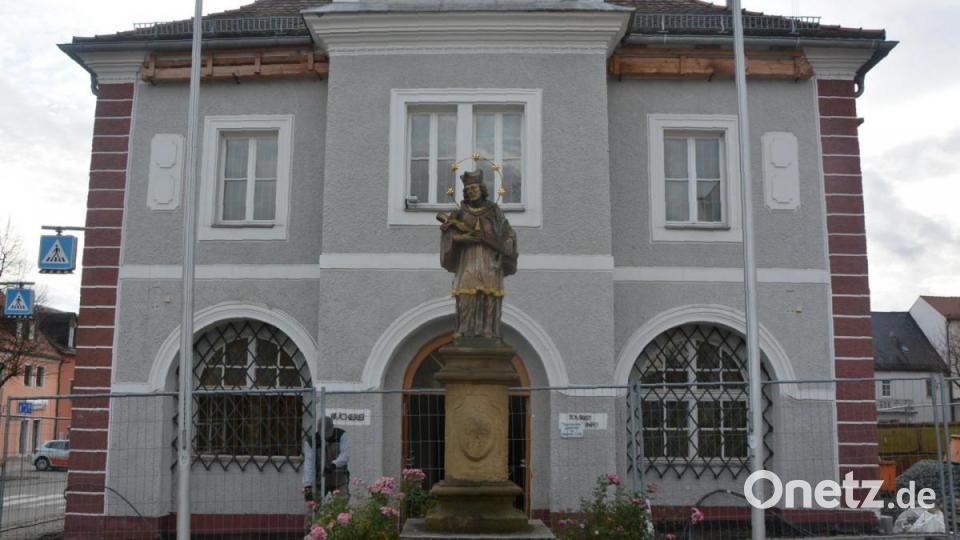 Ehrwürdig steht die St.-Nepomuk-Statue vor dem Historischen Rathaus. Im Zuge des Sanierungsprojekts soll auch dieser Statue neuer Glanz verliehen werden. Bild: jr