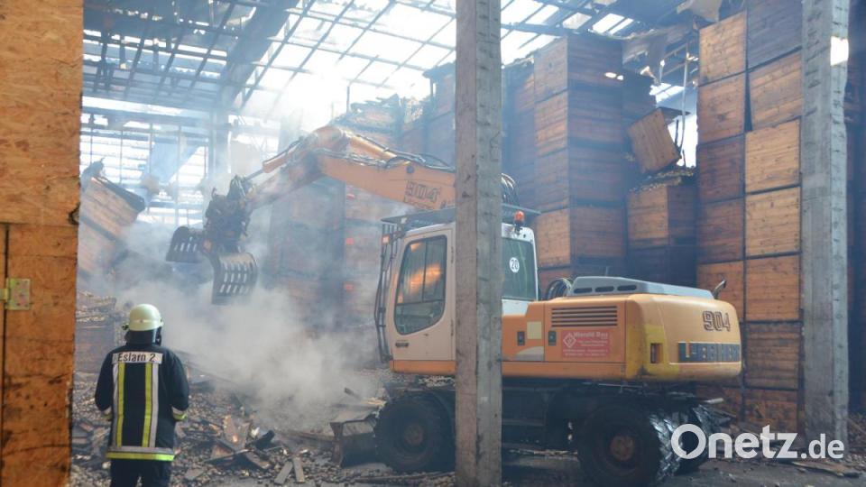 Fast gespenstisch wirkt der schwere Bagger der Abbruchfirma Hierold aus Moosbach am Donnerstag in der vom Brand geschädigten &quot;Chipsihalle&quot;. Das große Aufräumen ist in vollem Gange. Bild: dob