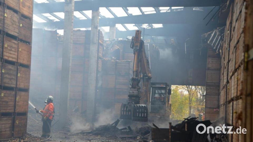 Fast gespenstisch wirkt der schwere Bagger der Abbruchfirma Hierold aus Moosbach in der vom Brand geschädigten &quot;Chipsihalle&quot;. Bild: dob