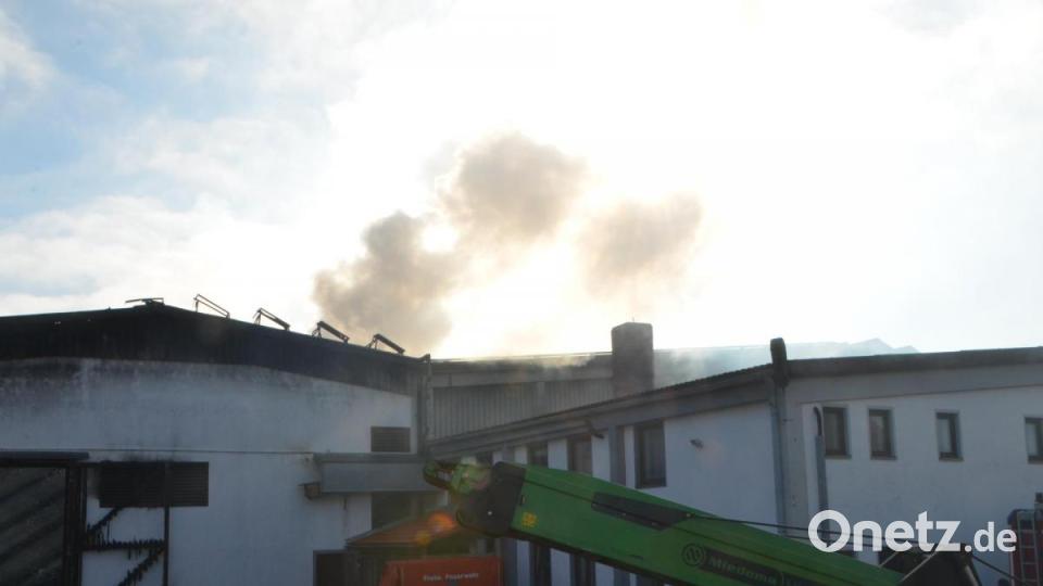 Auch am Donnerstag steigt noch weißer Rauch über der &quot;Chipsihalle&quot; auf. Bild: dob