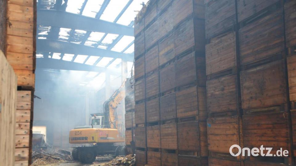 Die Spezialabbruchfirma Hierold aus Moosbach rückte mit schwerem Gerät an, um die hochaufgeschichteten Lagerkisten abzutragen. Bild: dob