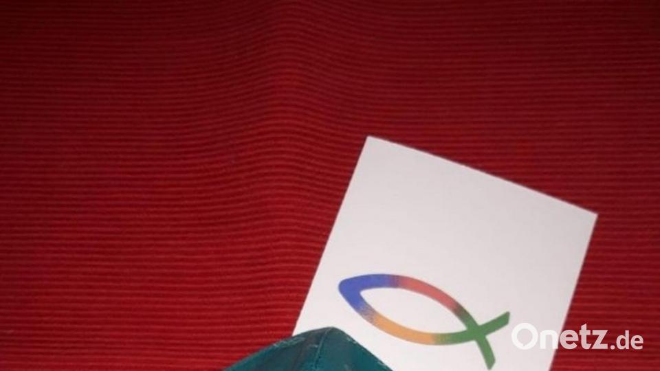 Vom KDFB Tirschenreuth erhielten alle 60 Firmlinge einen selbst genähten Mund-Nase-Schutz als Geschenk. Alle Firmlinge trugen die Maske im Firmgottesdienst. Bild: Kerstin Rustler/exb