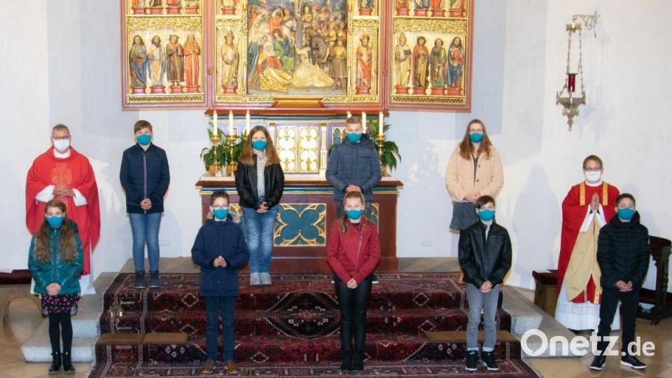 Beim dritten Gruppenbild des Gottesdienstes um 11 Uhr stellten sich die Firmling mit Domkapitular Johann Ammer und Tirschenreuths Kaplan Daniel Fenk auf. Bild: Foto Hummer