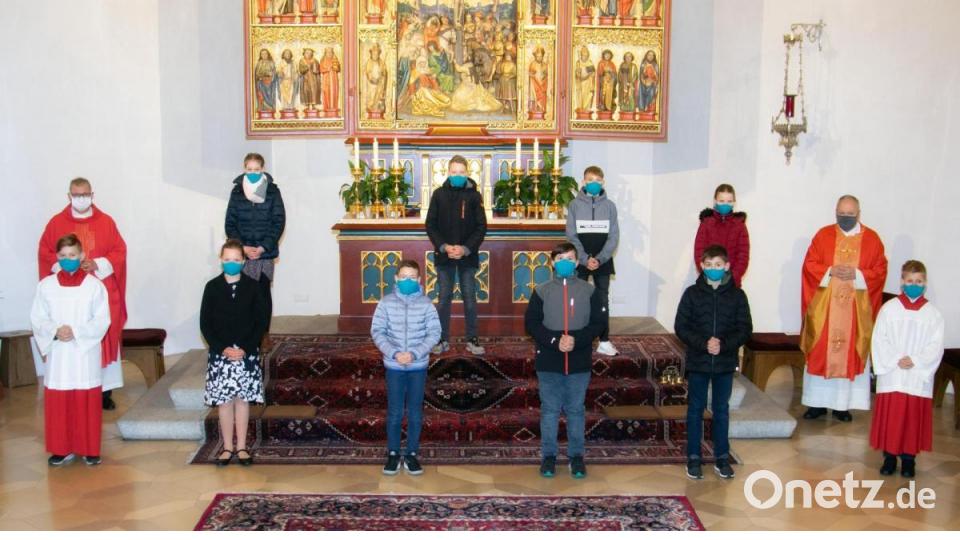Auf dem dritten Gruppenbild der Firmung um 9 Uhr ist neben Domkapitular Johann Ammer (links) und den Jugendlichen auch Stadtpfarrer Georg Flierl (rechts) zu sehen. Bild: Foto Hummer