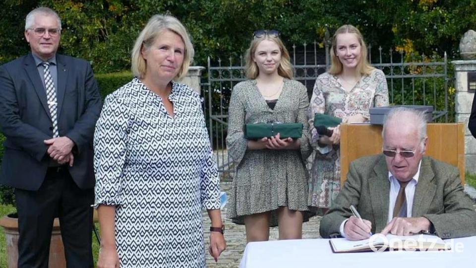 Beim jüngsten Treffen des Freundeskreises Leuchtenberg trug sich Initiator Nicolaus Herzog von Leuchtenberg ins Goldene Buch von Denkendorf ein. Die alte Linie der Leuchtenberger repräsentierte bei dieser Gelegenheit der Pfreimder Bürgermeister Richard Tischler. Bild: Edgar Mayer/exb