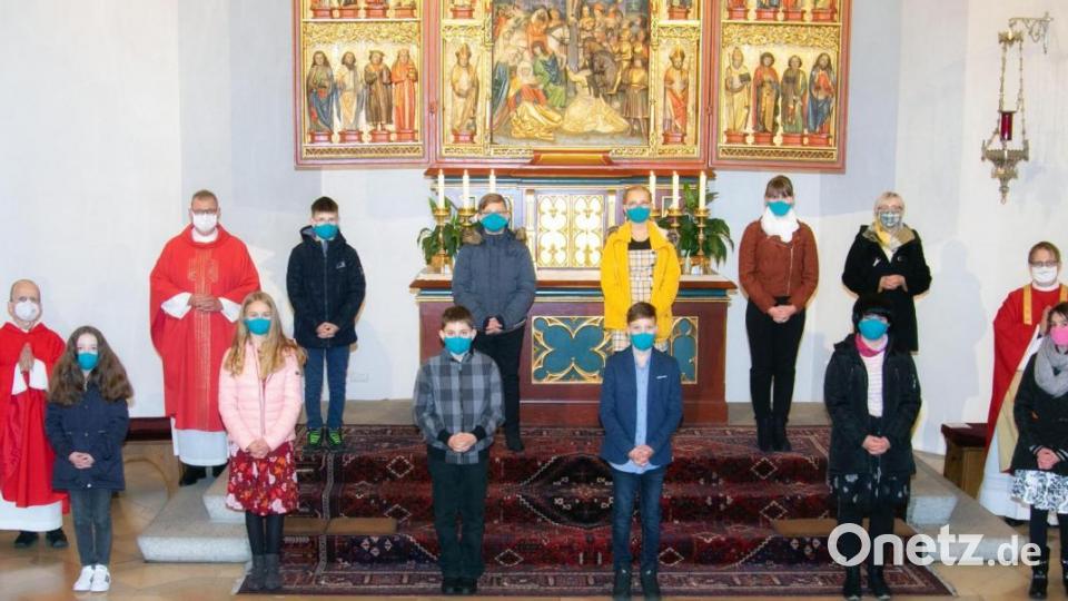 Auf dem zweiten Gruppenbild des Gottesdienstes um 11 Uhr sind weitere Firmlinge mit Mährings Pfarrvikar Armin Mayerhofer, Domkapitular Johann Ammer und Sabine Schiml, Gemeindereferentin des Dekanats, gemeinsam mit Tirschenreuts Kaplan Daniel Fenk zu sehen. Bild: Foto Hummer