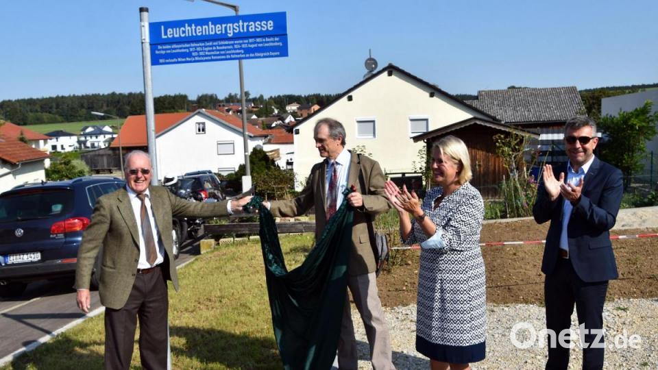 Der Freundeskreis Leuchtenberg, angeführt von Nicolaus von Leuchtenberg (links) war mit von der Partie, als In Denkendorf eine Leuchtenbergstraße eingeweiht wurde. Der Vorsitzende des Freundeskreises, Josef Schönwetter (Zweiter von links) enthüllte das Schild. Bild: Edgar Mayer/exb