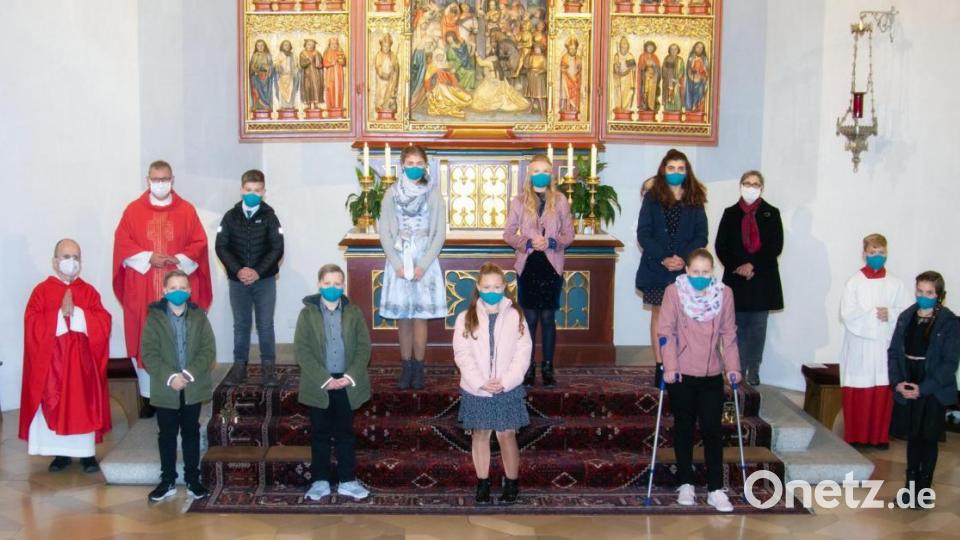 Beim Gottesdienst um 11 Uhr sind die Firmlinge gemeinsam mit Mährings Pfarrvikar Armin Mayerhofer, Domkapitular Johann Ammer und Gemeindereferentin Doris Mehler zu sehen. Bild: Foto Hummer