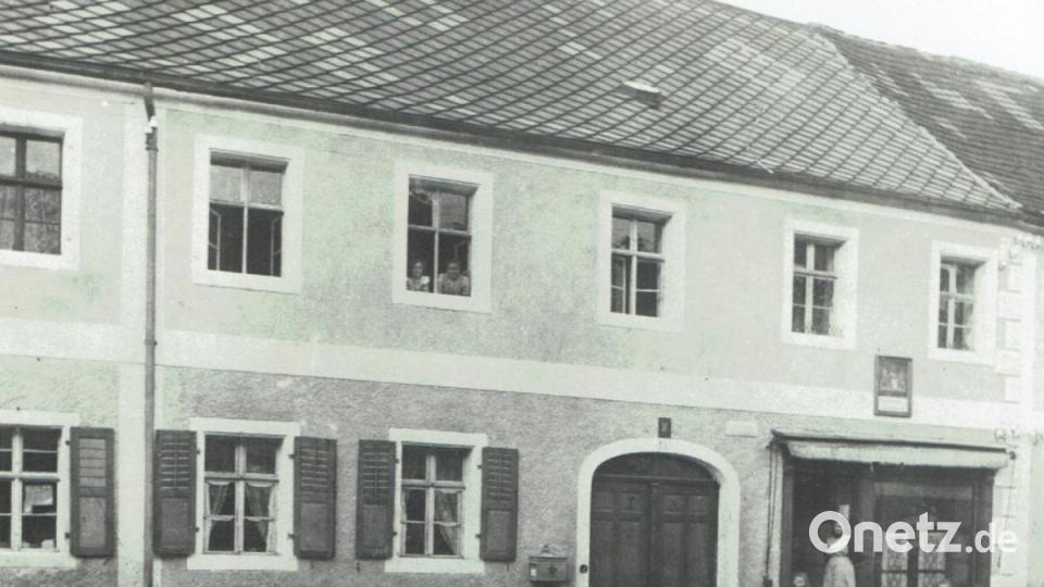 In dem von Josef Auers gestiftete Anwesen in der Hauptstraße (jetzt Sparkassengebäude, östlicher Teil) wurde vor 100 Jahren das neue Kaplaneibenefizium Schnaittenbach eingerichtet. Archivbild: sh