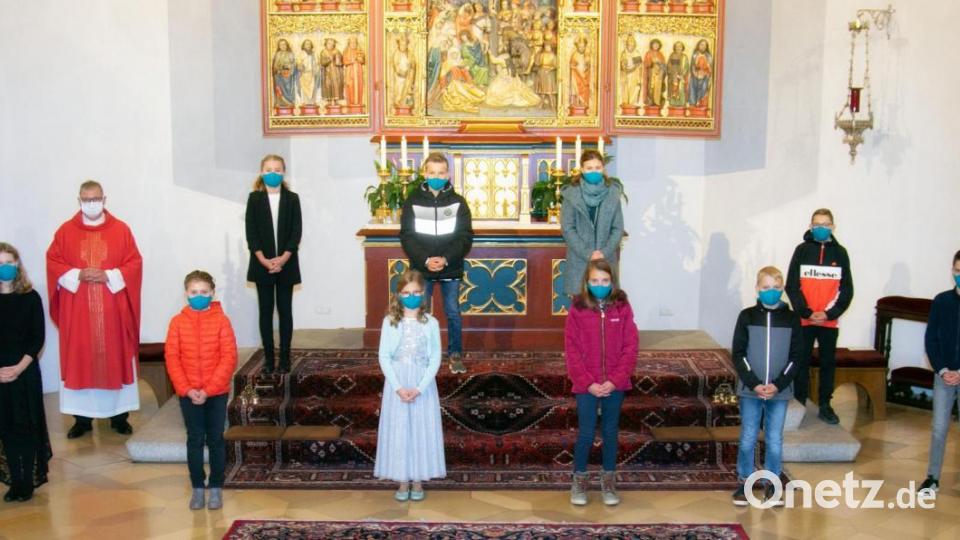 Domkapitular Johann Ammer (links) und weitere Firmlinge aus Tirschenreuth beim Gottesdienst um 9 Uhr. Bild: Foto Hummer