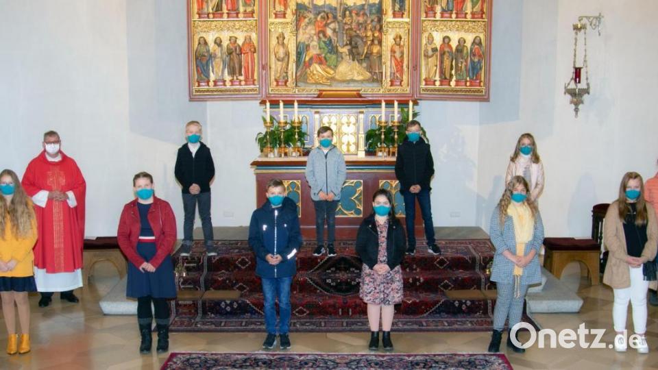 In zwei Gottesdiensten spendete Domkapitular Johann Ammer (hinten links) den 60 Jugendlichen aus Tirschenreuth, Wondreb, Mähring, Griesbach und Großkonreuth die Firmung. Vom KDFB Tirschenreuth erhielten alle Firmlinge einen selbst genähten Mund-Nase-Schutz als Geschenk. Hier das erste Gruppenbild des Gottesdienstes um 9 Uhr. Bild: Foto Hummer