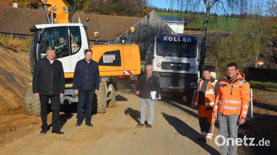 Die Straße von Pechtnersreuth zur Staatsstraße 2178 wird ausgebaut. Über den Baufortschritt erkundigten sich (von links) Dritter Bürgermeister Markus Scharnagl, Stadtbaumeister Hubert Siller, Projektleiter Ferdinand Leidner (Seuss Ingenieure) sowie Polier Christopher Haberl und Bauleiter Martin Lunzer (beide Strabag). Bild: jr
