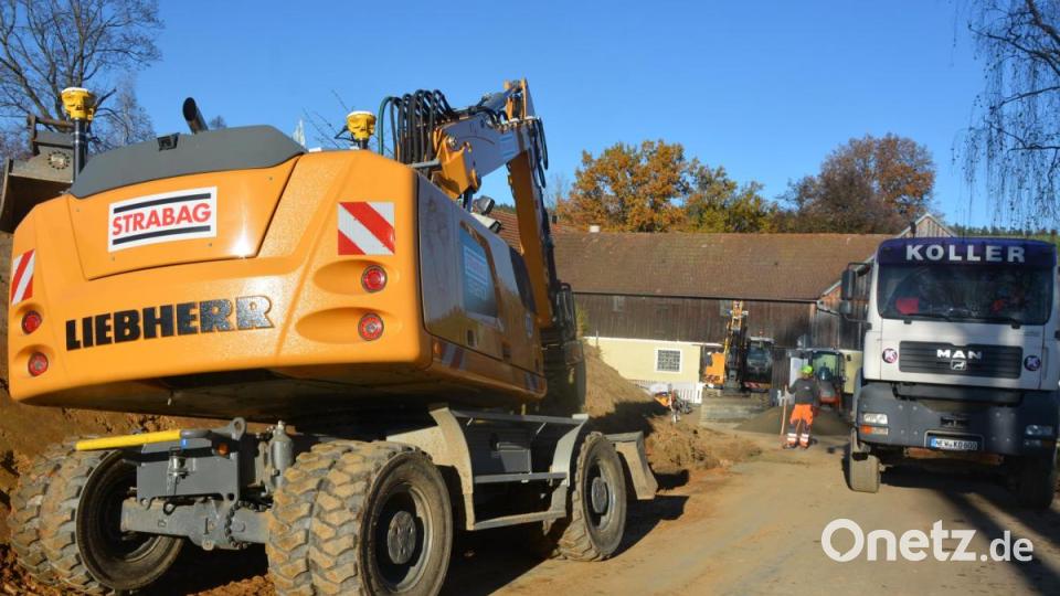Schweres Gerät ist beim Straßenbau in Pechtnersreuth im Einsatz Bild: jr