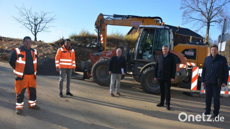 Beim &quot;Jour fixe&quot; erkundigten sich die Verantwortlichen über den Baufortschritt in Pechtnersreuth. Mit dabei waren (von links) Polier Christopher Haberl, Bauleiter Martin Lunzer (beide Strabag), Projektleiter Ferdinand Leidner (Seuss Ingenieure), Dritter Bürgermeister Markus Scharnagl und Stadtbaumeister Hubert Siller. Bild: jr