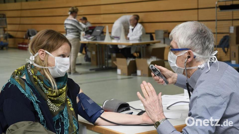 Ärzte messen den Blutdruck und empfehlen gegebenenfalls vor der Spende nochmal zu trinken. Bild: Petra Hartl