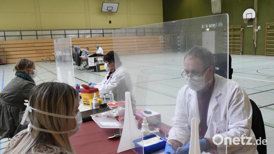 Der Eisenwert im Blut wird gemessen und nebenbei erfährt man seine Blutgruppe. Bild: Petra Hartl