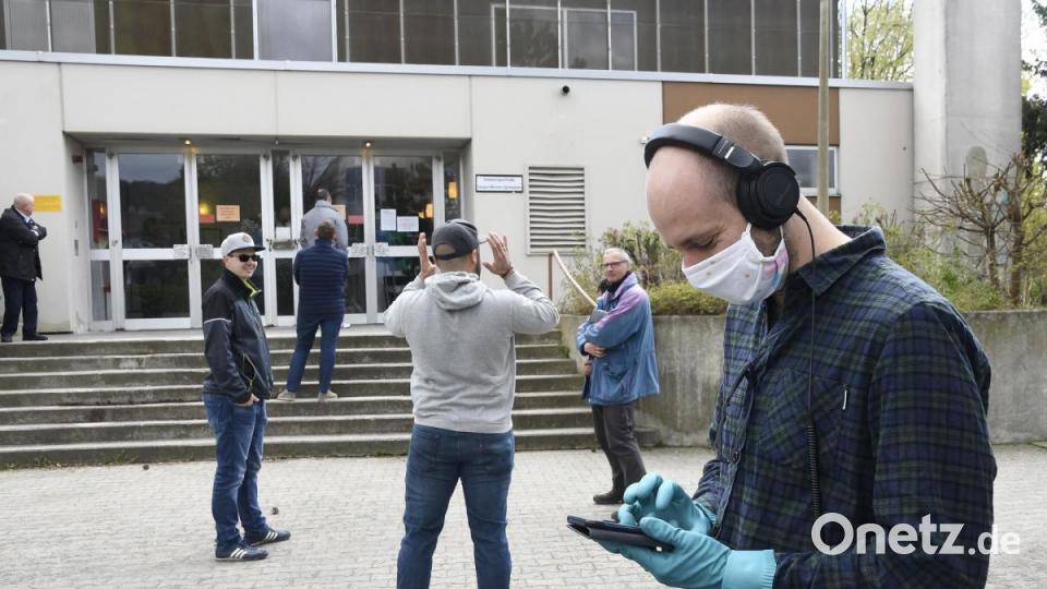 Wer am Mittwochnachmittag zum Blutspenden in die GMG-Turnhalle geht, muss Maske tragen. Am Eingang wird Fieber gemessen. Alle unter 37,5 Grad dürfen rein. Bild: Petra Hartl