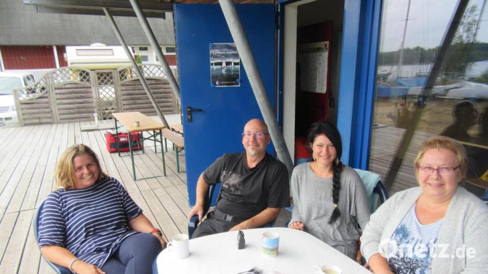 Segelgeschichten vor dem Bootshaus: (von links) Ulli Marx, Josef Griebl, Simone Hofen und Olga Blaschzok. Bild: mr
