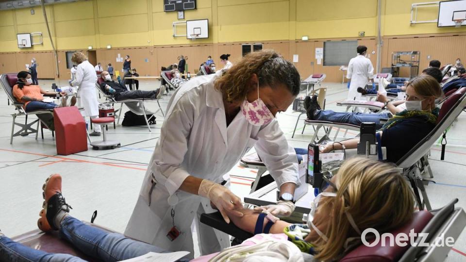 Danach sollten die Spender nicht gleich aufstehen, sondern mindestens fünf Minuten liegen bleiben. Am Ende dürfen sie sich ein Lunch-Paket mitnehmen. Bild: Petra Hartl