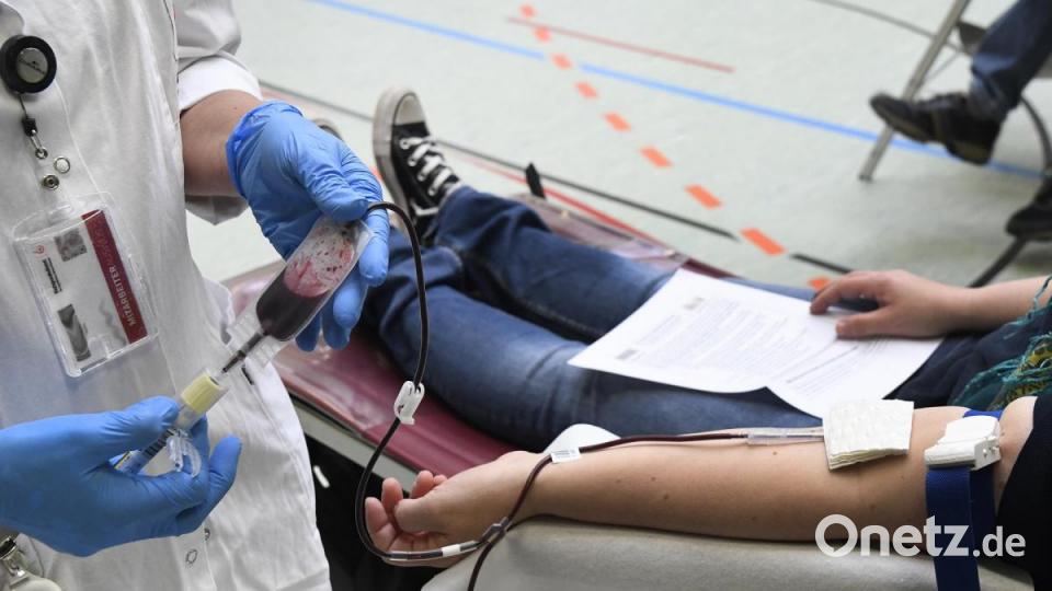 Während der Blutspende wird immer wieder kontrolliert, ob es in der richtigen Geschwindigkeit läuft. Ist es zu langsam, wird dem Patienten empfohlen, die Hand immer wieder zur Faust zu ballen. Bild: Petra Hartl
