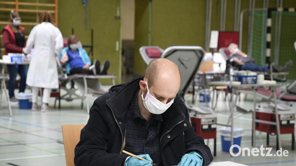 Die Blutspender dürfen nur mit Mund- und Nasenmasken die Turnhalle betreten. Bild: Petra Hartl