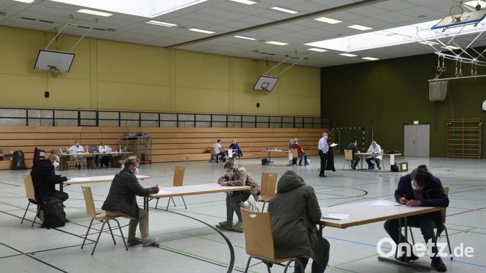 Beim Ausfüllen der Fragebögen muss Abstand gehalten werden. Bild: Petra Hartl