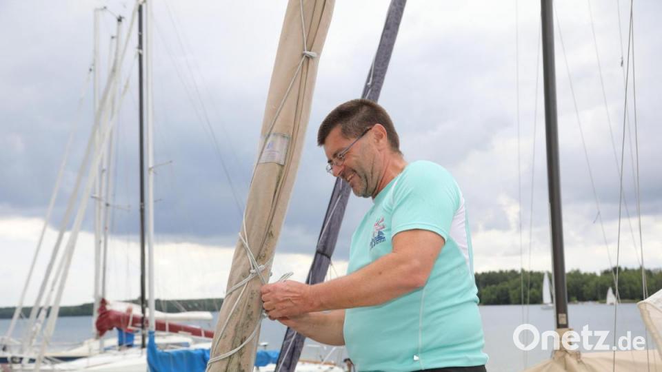 Yachtclub-Chef Thomas Sparrer verpackt am Ende das Segel. Bild: Gerhard Götz