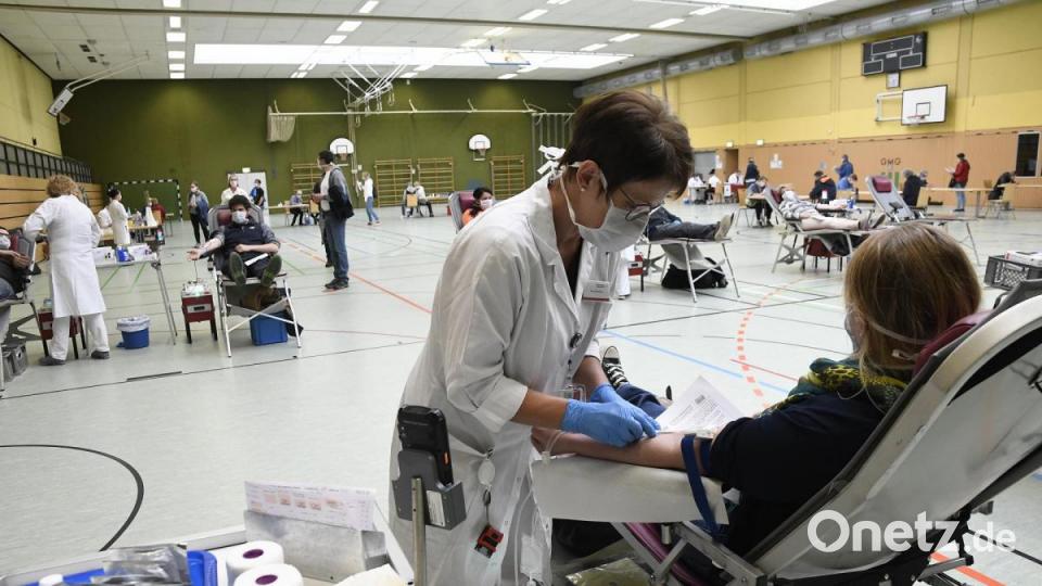 Dann geht&#039;s ab auf die Liege. Ein kurzer Piks und das Blut fließt. 500 Milliliter werden pro Person abgezapft. Das dauert etwa zehn Minuten. Bild: Petra Hartl