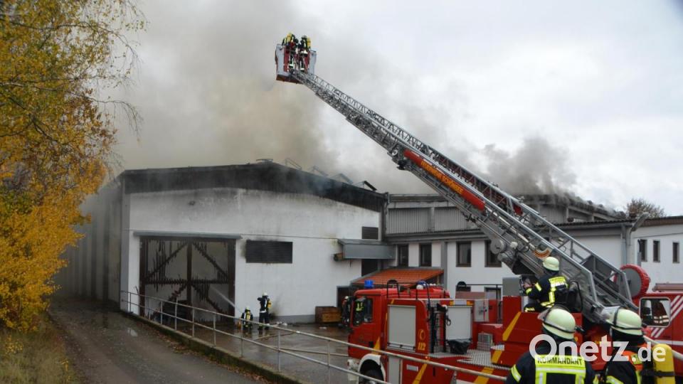 Bei einem Großbrand in der &quot;Chipsihalle&quot; in Eslarn wurde ein Großteil der eingefahrenen Kartoffelernte vernichtet. Der Schaden beläuft sich nach ersten Schätzungen auf rund eine Million Euro. Verletzt wurde niemand. Bild: dob