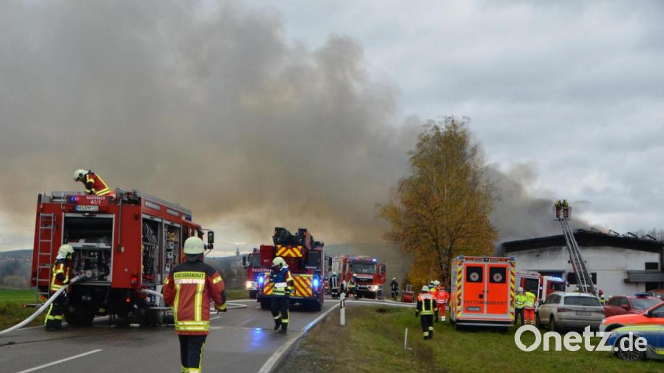 Bei einem Großbrand in der &quot;Chipsihalle&quot; in Eslarn wurde ein Großteil der eingefahrenen Kartoffelernte vernichtet. Der Schaden beläuft sich nach ersten Schätzungen auf rund eine Million Euro. Verletzt wurde niemand. Bild: dob