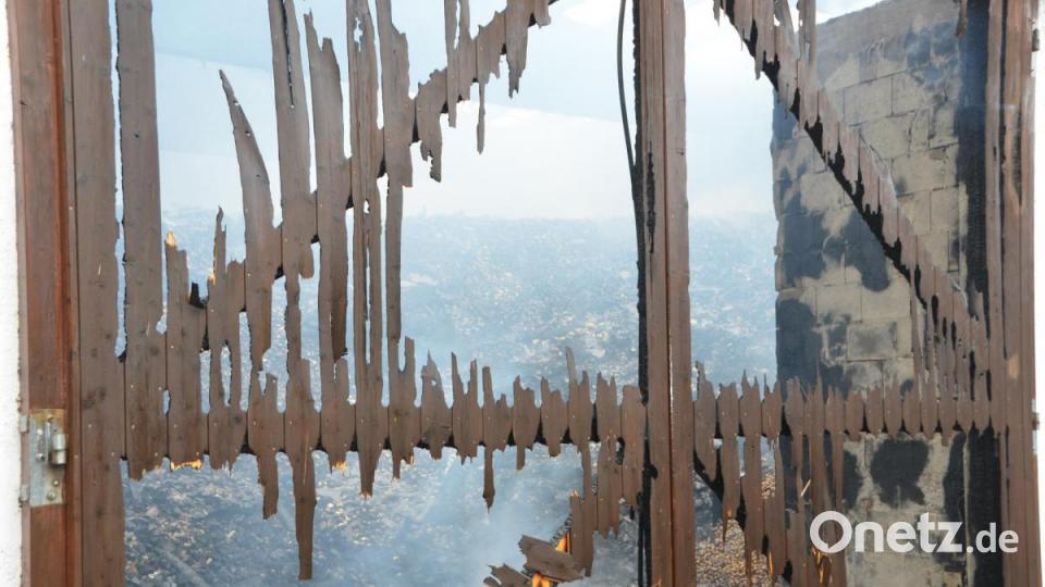 Bei einem Großbrand in der &quot;Chipsihalle&quot; in Eslarn wurde ein Großteil der eingefahrenen Kartoffelernte vernichtet. Der Schaden beläuft sich nach ersten Schätzungen auf rund eine Million Euro. Verletzt wurde niemand. Bild: dob