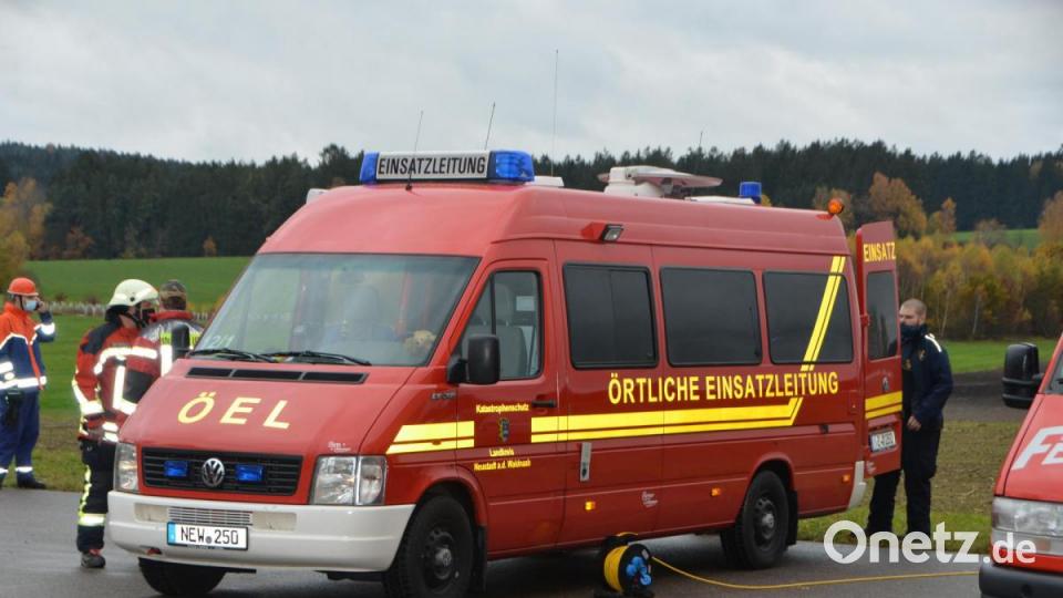 Bei einem Großbrand in der &quot;Chipsihalle&quot; in Eslarn wurde ein Großteil der eingefahrenen Kartoffelernte vernichtet. Der Schaden beläuft sich nach ersten Schätzungen auf rund eine Million Euro. Verletzt wurde niemand. Bild: dob