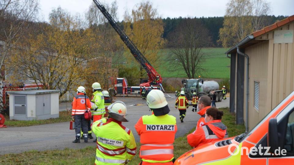 Bei einem Großbrand in der &quot;Chipsihalle&quot; in Eslarn wurde ein Großteil der eingefahrenen Kartoffelernte vernichtet. Der Schaden beläuft sich nach ersten Schätzungen auf rund eine Million Euro. Verletzt wurde niemand. Bild: dob