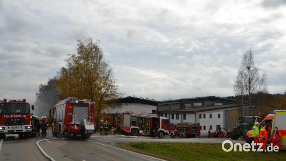 Bei einem Großbrand in der &quot;Chipsihalle&quot; in Eslarn wurde ein Großteil der eingefahrenen Kartoffelernte vernichtet. Der Schaden beläuft sich nach ersten Schätzungen auf rund eine Million Euro. Verletzt wurde niemand. Bild: dob