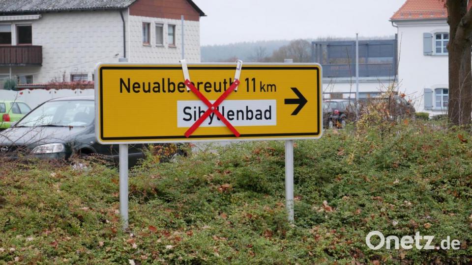 Verkehrsteilnehmern, die in Richtung Neualbenreuth unterwegs sind, wird die ausgeschilderte Umleitungsstrecke über Pfaffenreuth und Wernersreuth empfohlen. In Richtung Sibyllenbad geht es auch über Hundsbach, Hatzenreuth und Querenbach. Bild: hmr