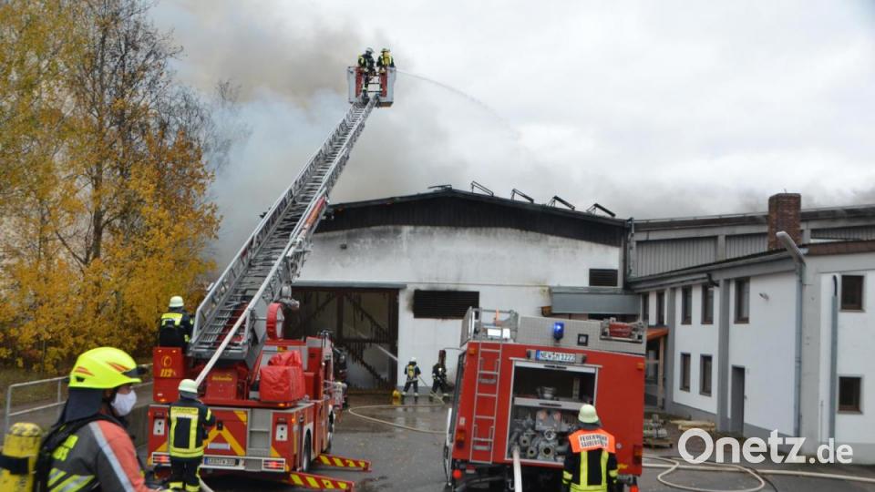 Bei einem Großbrand in der &quot;Chipsihalle&quot; in Eslarn wurde ein Großteil der eingefahrenen Kartoffelernte vernichtet. Der Schaden beläuft sich nach ersten Schätzungen auf rund eine Million Euro. Verletzt wurde niemand. Bild: dob