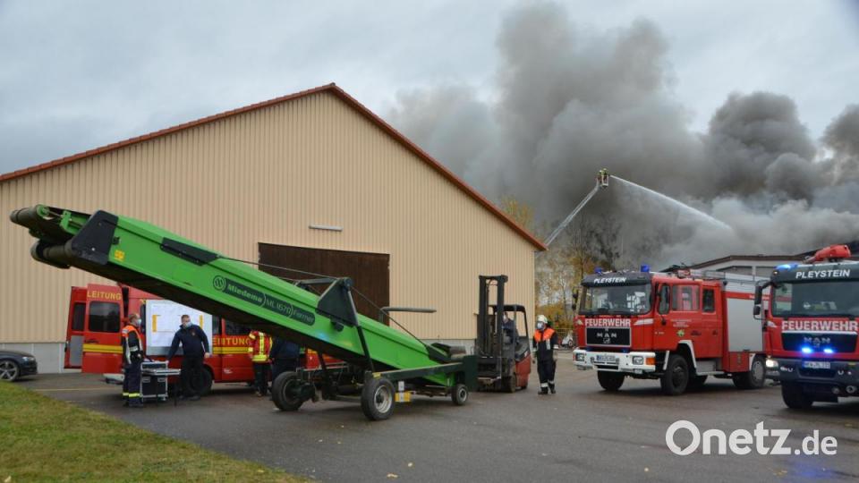 Bei einem Großbrand in der &quot;Chipsihalle&quot; in Eslarn wurde ein Großteil der eingefahrenen Kartoffelernte vernichtet. Der Schaden beläuft sich nach ersten Schätzungen auf rund eine Million Euro. Verletzt wurde niemand. Bild: dob