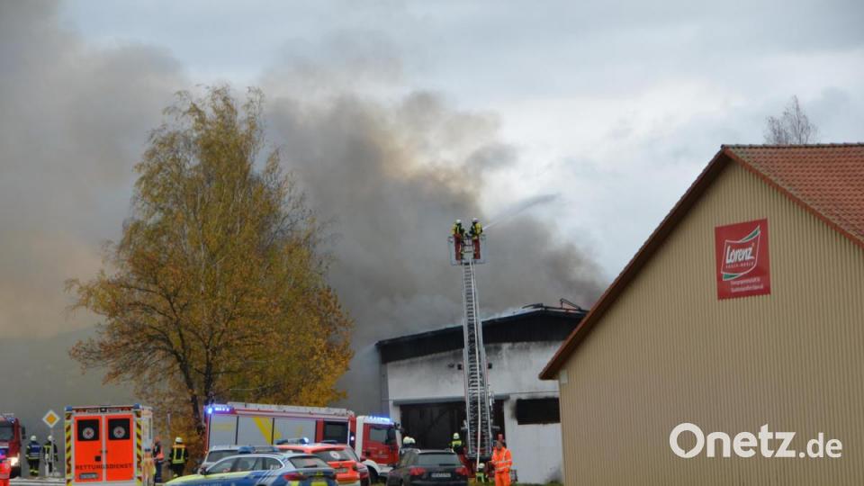 Bei einem Großbrand in der &quot;Chipsihalle&quot; in Eslarn wurde ein Großteil der eingefahrenen Kartoffelernte vernichtet. Der Schaden beläuft sich nach ersten Schätzungen auf rund eine Million Euro. Verletzt wurde niemand. Bild: dob