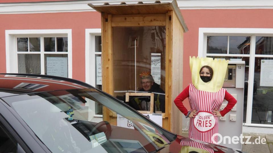 Sulzbachs erster Drive-in für Burger, dargestellt und aufgebaut im Rahmen einer Kunstaktion auf dem Luitpoldplatz. Bild: mfh