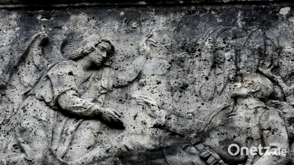 Ein Engel reicht einem sterbenden Soldaten die Hand: Symbol am Kriegerdenkmal in Königstein. Bild: Stephan Huber