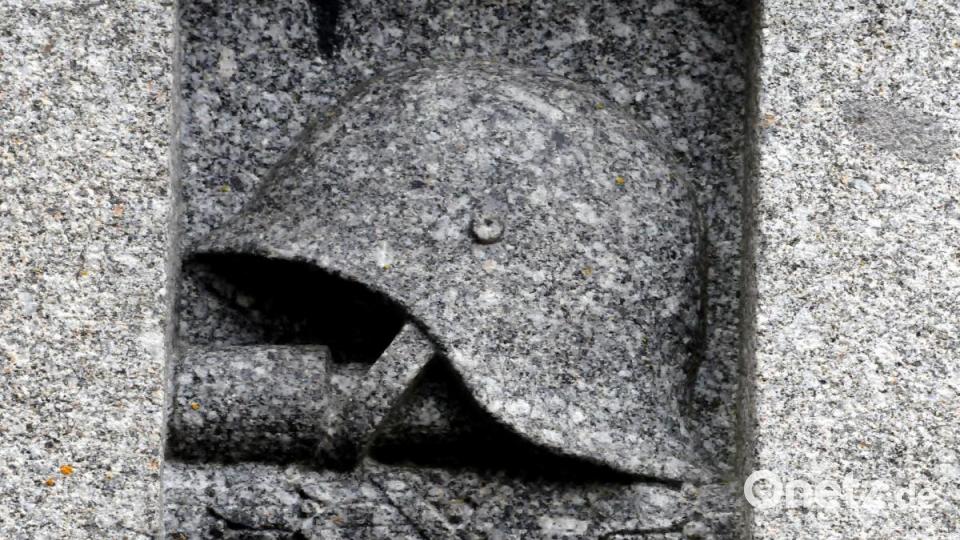 Ein in Stein gemeißelter Stahlhelm erinnert symbolisch an die Gefallenen in Holnstein. Bild: Stephan Huber