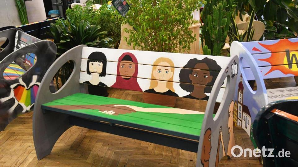 16 Weidener Schulen machten bei der Aktion &quot;Bunte Bänke&quot; für Weiden mit. Bild: Gabi Schönberger