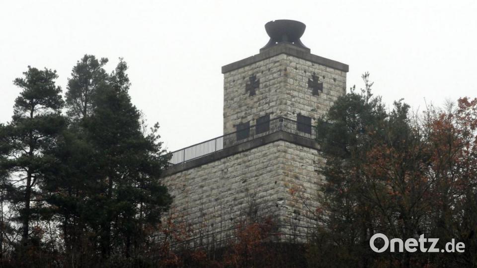 Der Rest des Bergfrieds der Burg Rosenberg wurde in den Sockel des Kriegerdenkmals eingebaut. Es handelt sich um ein gestuftes, turmartiges Bauwerk aus bossiertem Dolomit-Mauerwerk. Gekrönt wird das Bauwerk von einer sechs Tonnen schweren gusseisernen Opferschale. Bild: Stephan Huber