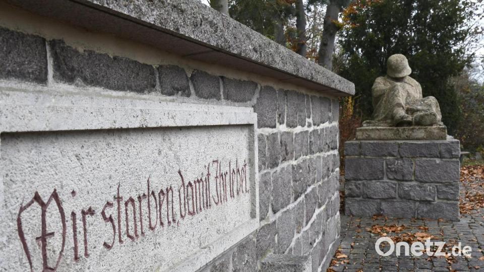 "Wir starben, damit ihr lebt", steht in Stein gemeißelt an der Wand eines würdevoll gestaltetes Parkgrundstücks direkt am Rande der Hirschauer Altstadt. Bild: Petra Hartl