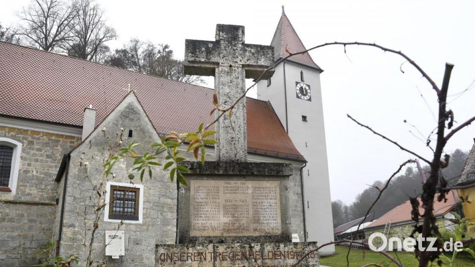 In Pfaffenhofen bei Kastl erinnert dieses Kreuz vor der Kirche an Gewalt und Terror der Kriege. Bild: Petra Hartl
