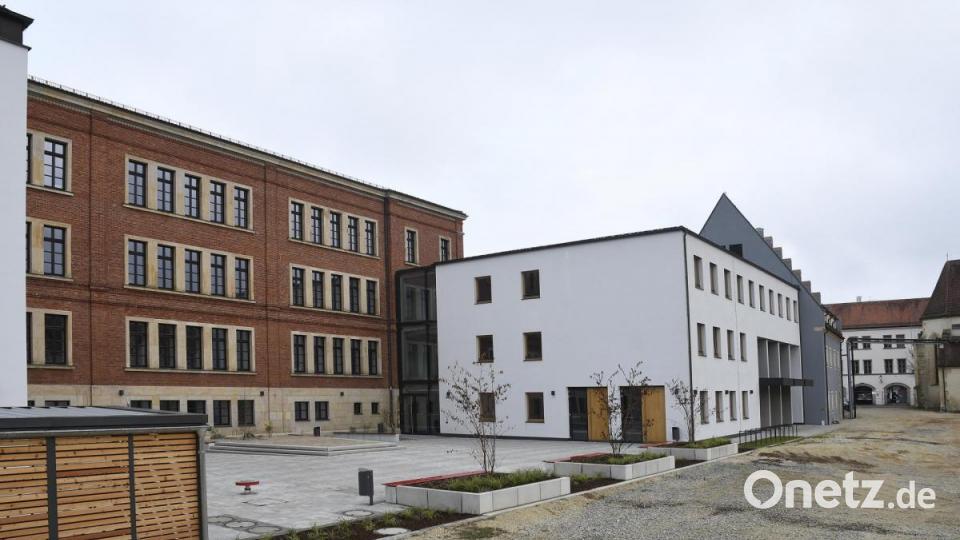 Drei Teile miteinander verbunden: Der ziegelrote Altbau der Wirtschaftsschule, der weiße Neubau mit der Aula und der dunkelgraue Ersatzbau. Bild: Petra Hartl