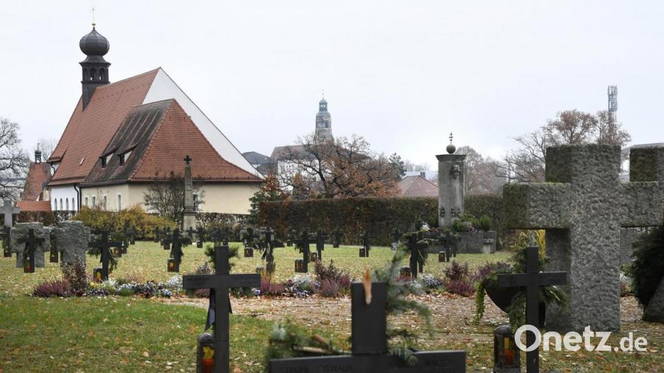 In den 127 Soldatengräbern im Katharinenfriedhof in Amberg ruhen die sterblichen Überreste von Menschen, die im Krieg gestorben sind. "Der Jüngste, der dort beerdigt ist, war gerade mal 16 Jahre alt, als er starb", weiß Gabriele Wennicke von der Kurfürstlichen Schlosswache. Die Gruppe pflegt die Gräber regelmäßig. Bild: Petra Hartl