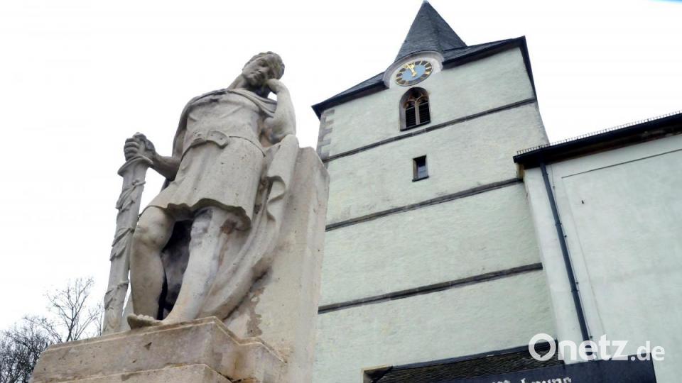 Vor der Simultankirche Corpus Christi in Eschenfelden steht diese Skulptur, die mit den Namenstafeln an die Gefallenen aus Eschenfelden und Umgebung erinnert. Bild: Stephan Huber