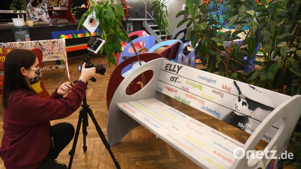 Johanna Grillenbeck, Praktikantin im Jugendzentrum, fotografiert die gestalteten Sitzbänke für die Online-Präsentation. Bild: Gabi Schönberger